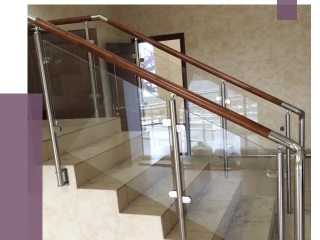 Комбинированные перила из металла и дерева в Саянске