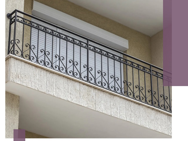 Балконные ограждения из металла и стекла в Саянске для домов