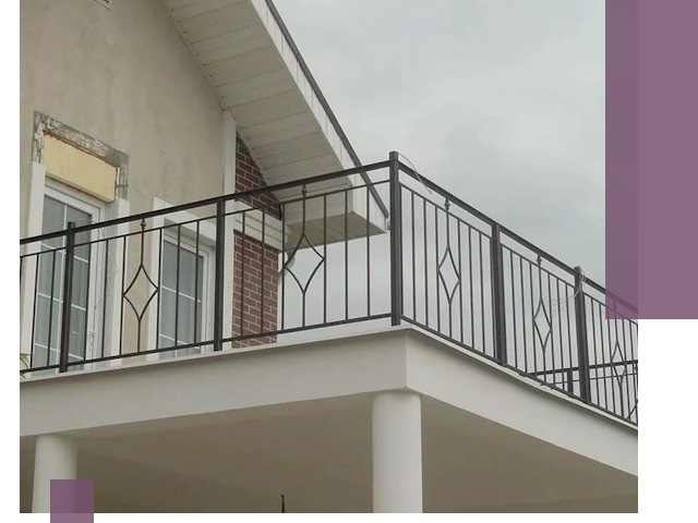 Изготовление балконных ограждений в Саянске из металла и стекла